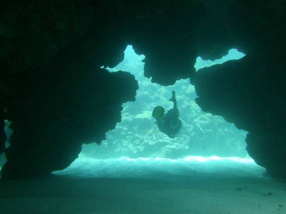 Atravessando túnel de coral no litoral sul de Bermuda
